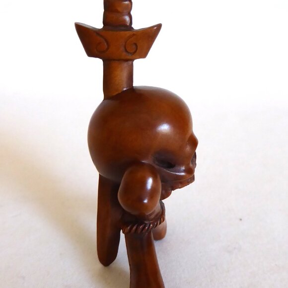 VINTAGE SIGNED JAPAN JAPANESE HAND CARVED WOOD NETSUKE SKULL SWORD - Picture 4 of 14